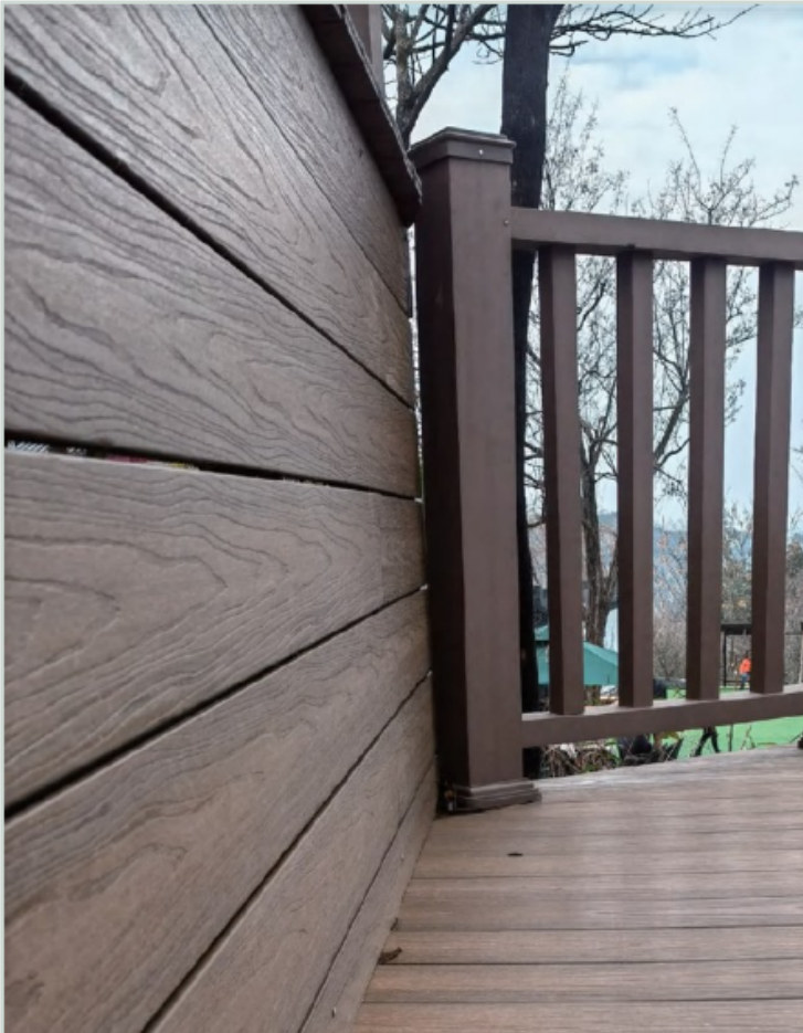 Elas-Wood rubber co-extrusion decking